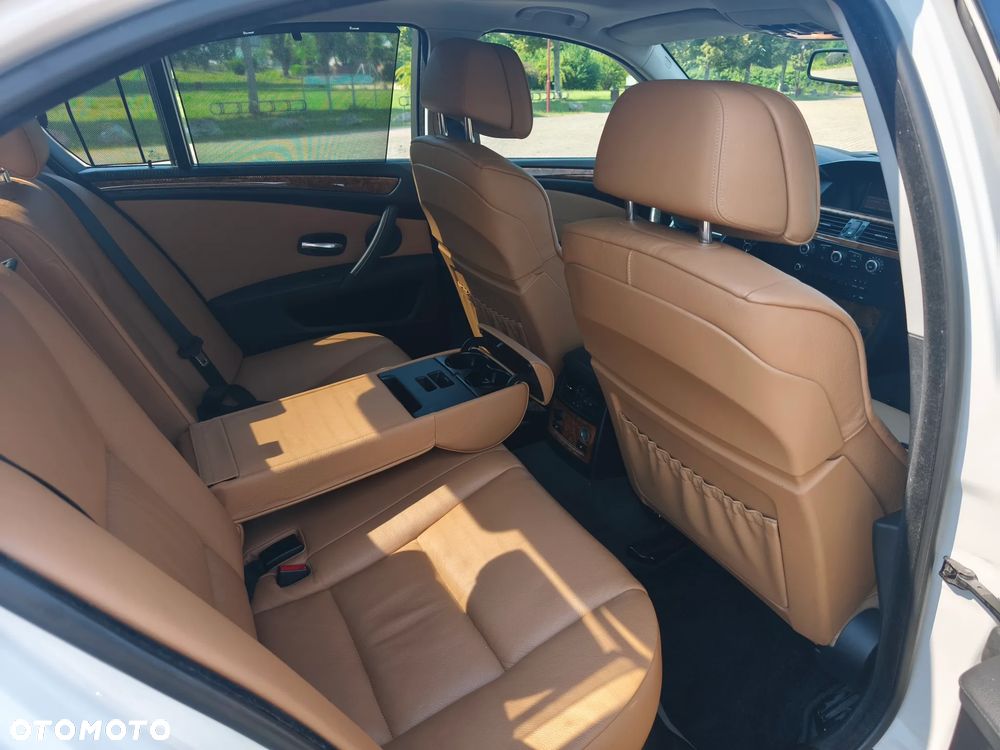 BMW Seria 5 550i - 27