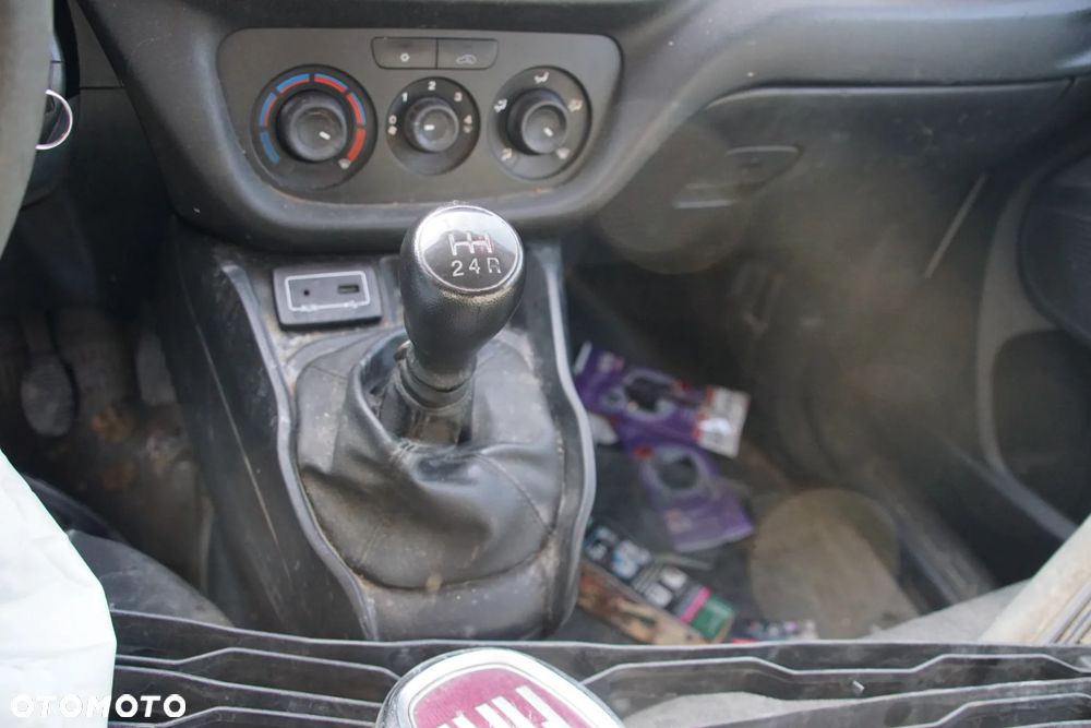 Auto na części - Fiat Doblo II Lift 1.3 MultiJet 90 KM 263A2000 C510 249 2016R Silnik Skrzynia Drzwi Błotnik Zderzak Lampa Klamka Lusterko Szyba Deska Kokpit Sterownik Moduł Czujnik Licznik Wyświetlacz Panel Kierownica - 13
