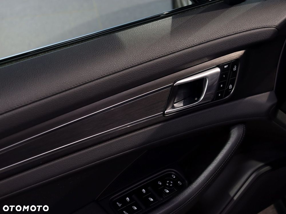 Porsche Panamera 4 Platinum Edition - 23