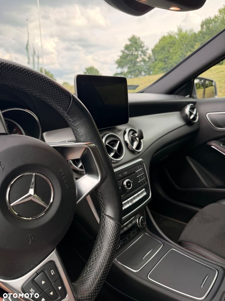Mercedes-Benz GLA 200 7G-DCT AMG Line - 11