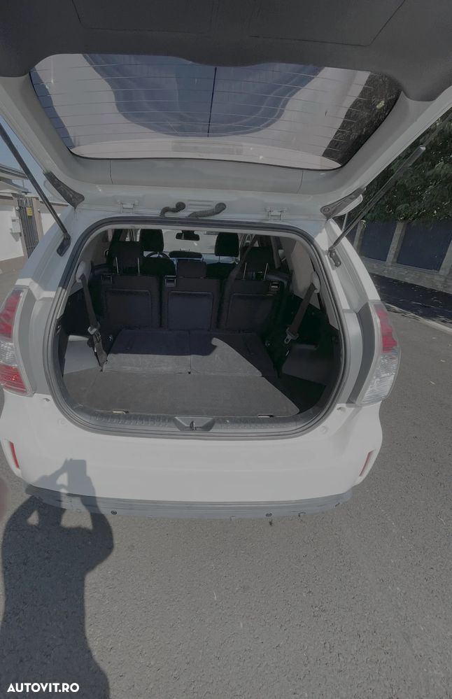 Toyota Prius+ (Hybrid) - 5