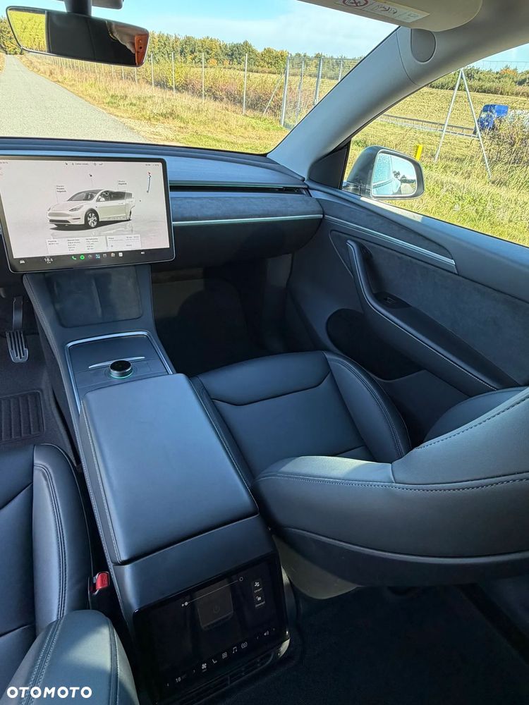 Tesla Model Y Long Range AWD - 17
