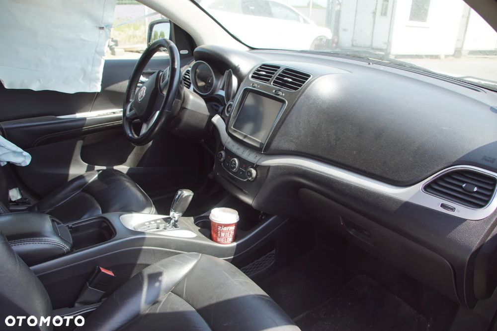 Auto na części - Fiat Freemont 2.0 MultiJet 170 KM 939B5000 62TE PWH 2014R Silnik Skrzynia Drzwi Maska Błotnik Klapa Zderzak Lampa Lusterko Klamka Szyba Deska Kokpit Sterownik Moduł Czujnik Licznik Wyświetlacz Panel Kierownica - 10