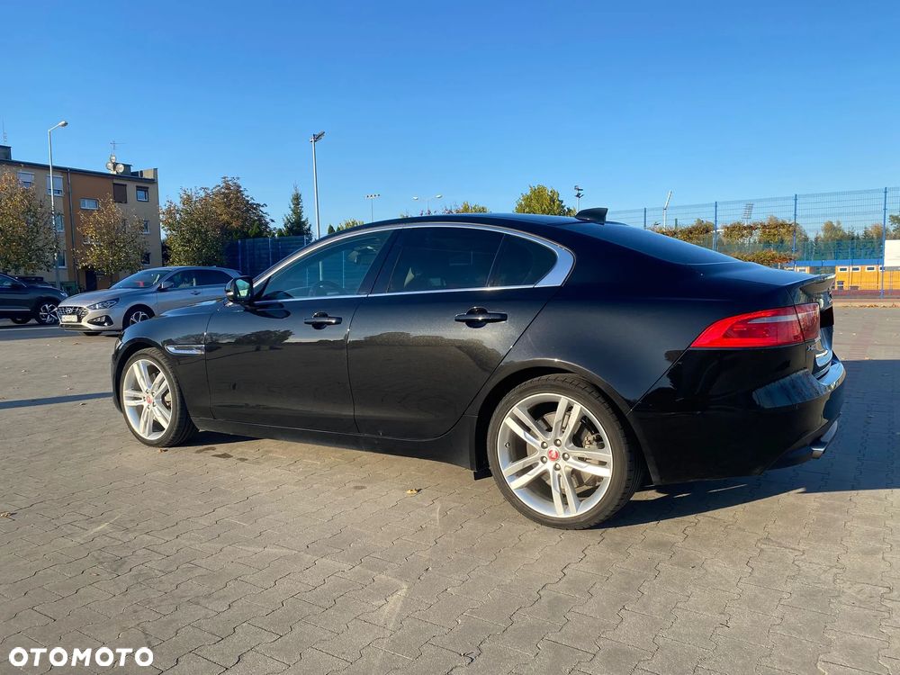 Jaguar XE 2.0 T Prestige - 28