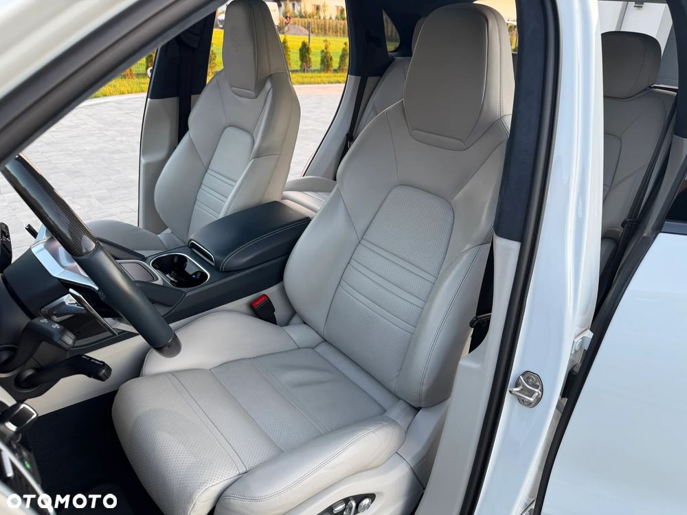 Porsche Cayenne Platinum Edition - 36
