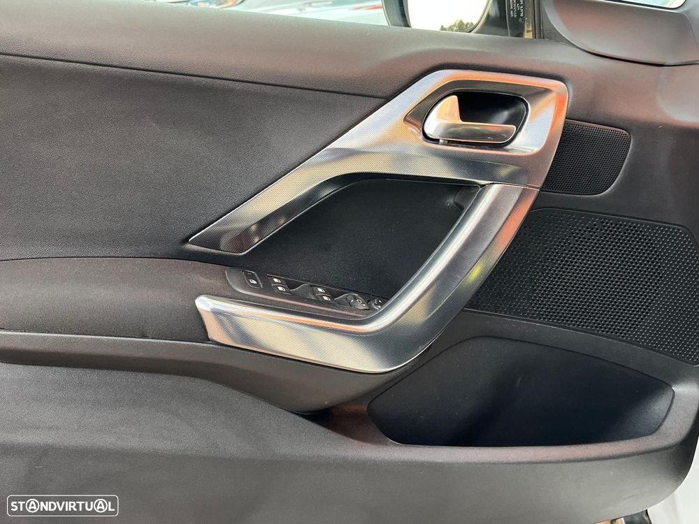 Peugeot 2008 1.2 PureTech Allure - 14