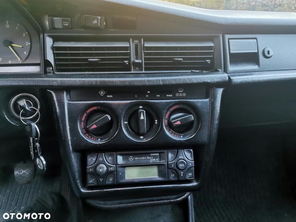 Mercedes-Benz W201 1986 photo 3