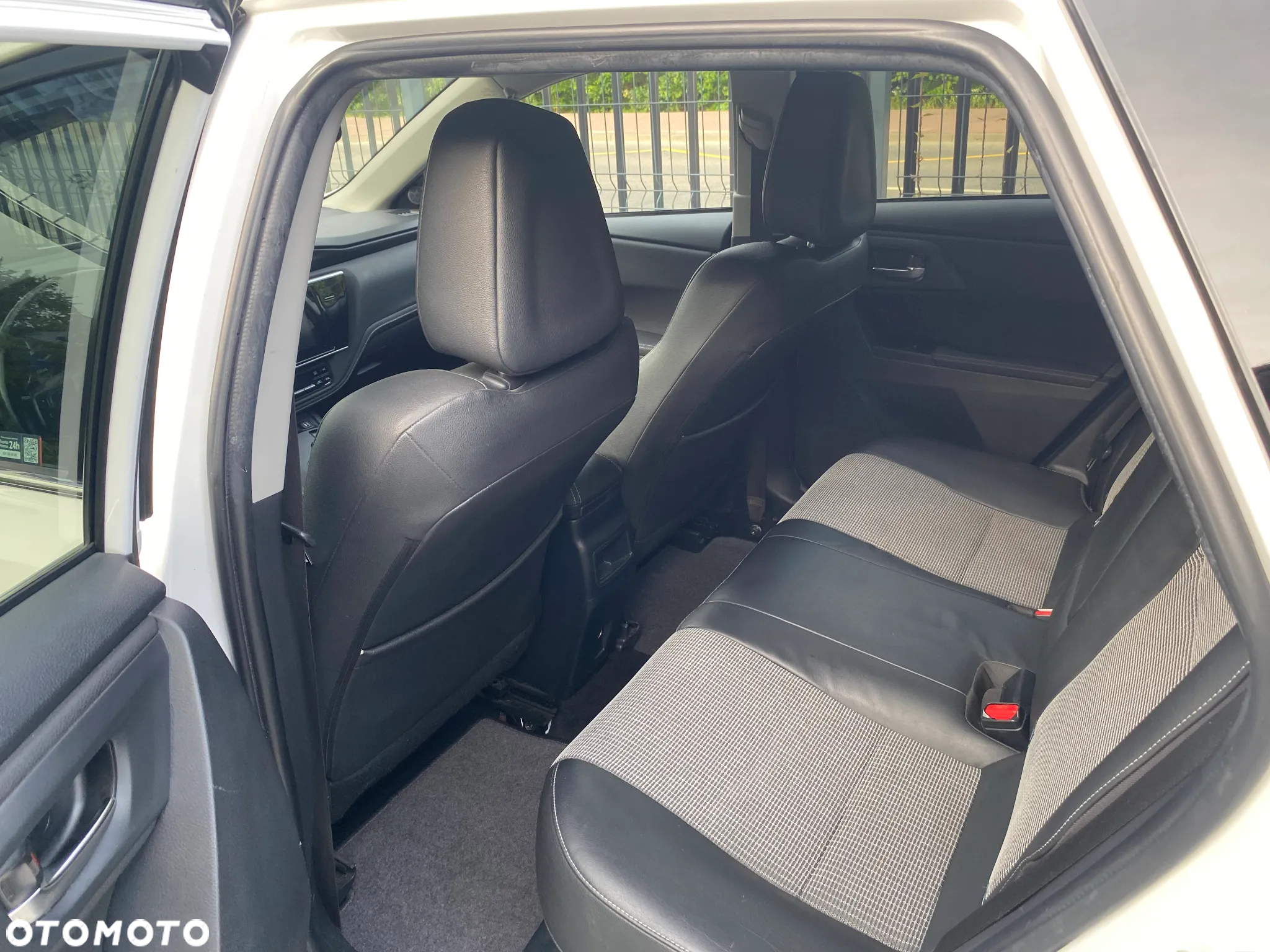 Toyota Auris Hybrid 135 Prestige - 11