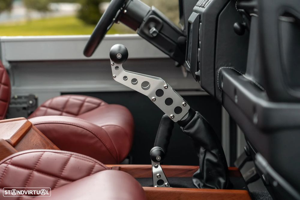 Land Rover Defender - 21