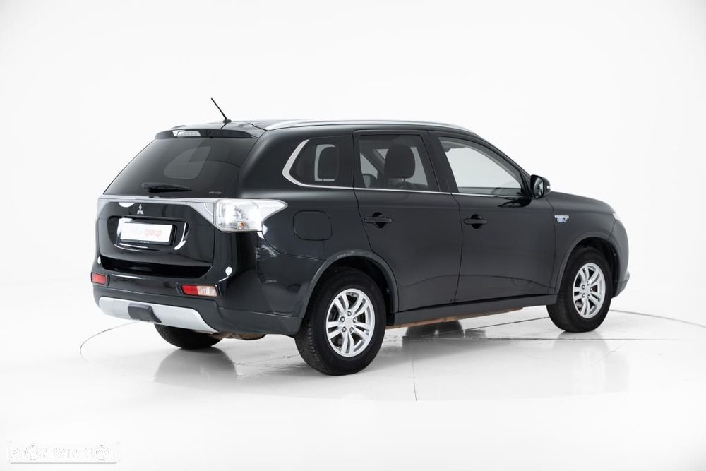Mitsubishi Outlander - 4