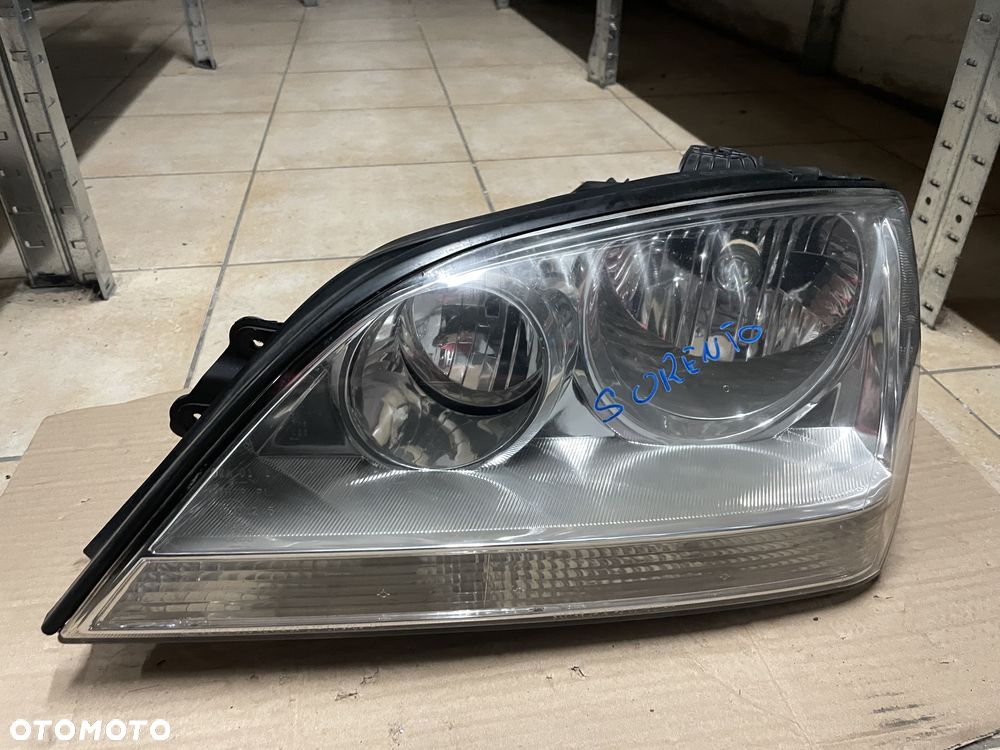 Lampa / reflektor Kia Sorento I - lewy przód (ORYGINALNE) - 1