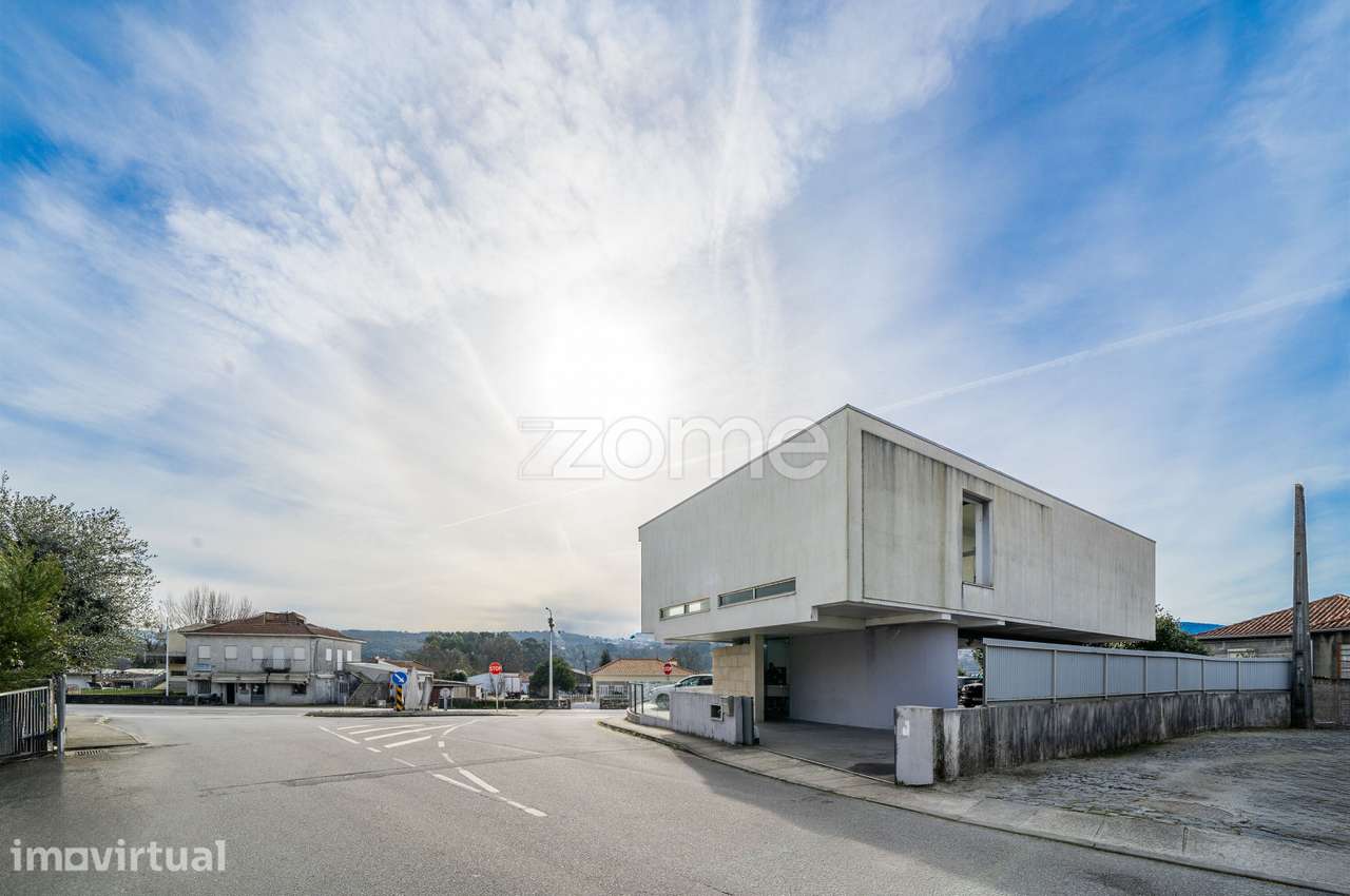 PAVILHÃO MULTIUSO COM ELEVADA VISIBILIDADE COMERCIAL EM GUIMARÃES - Grande imagem: 2/60