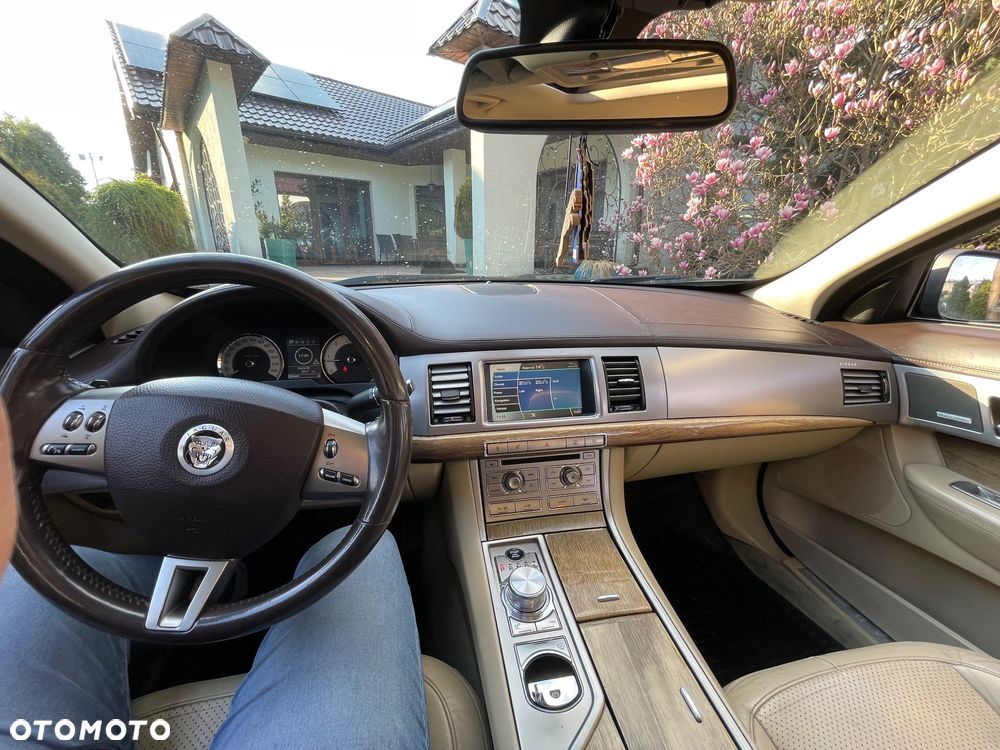 Jaguar XF 2.7 V6 Luxury - 19