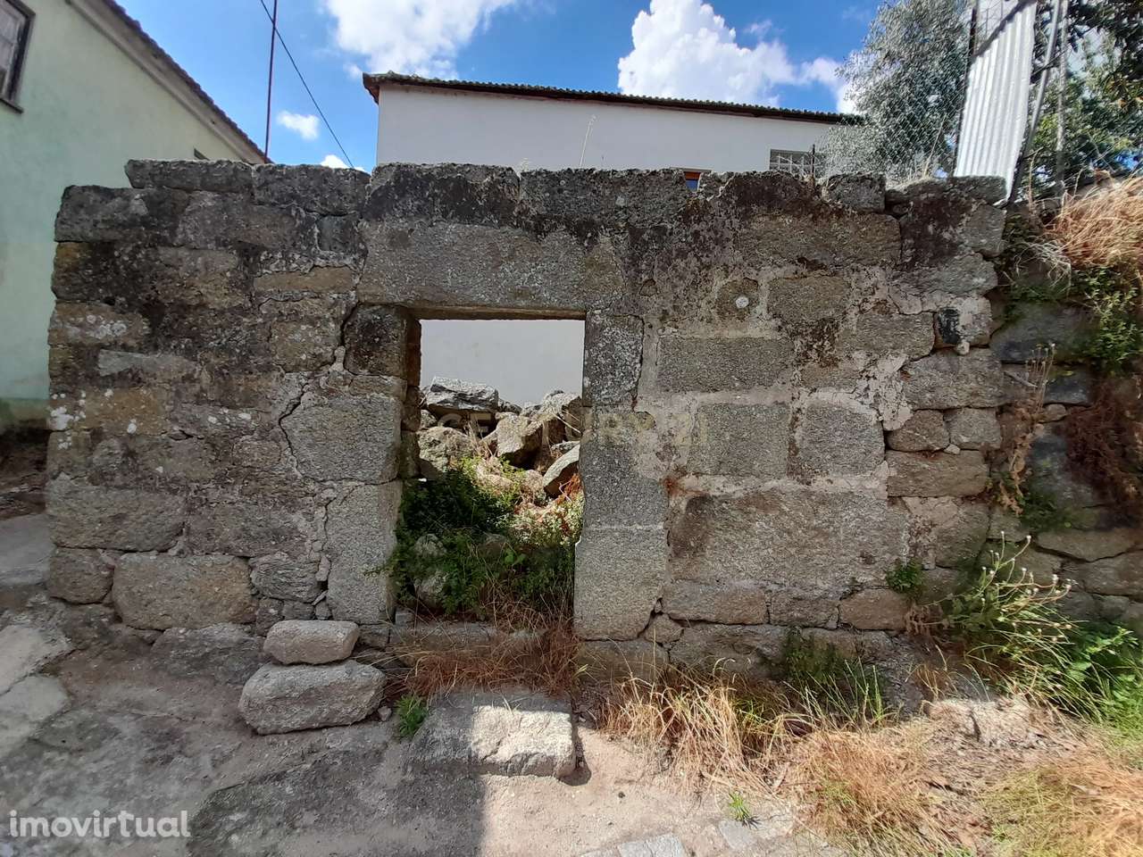 Ruína de pedra para reconstrução no centro de Tresouras, Baião, Porto - Grande imagem: 3/6