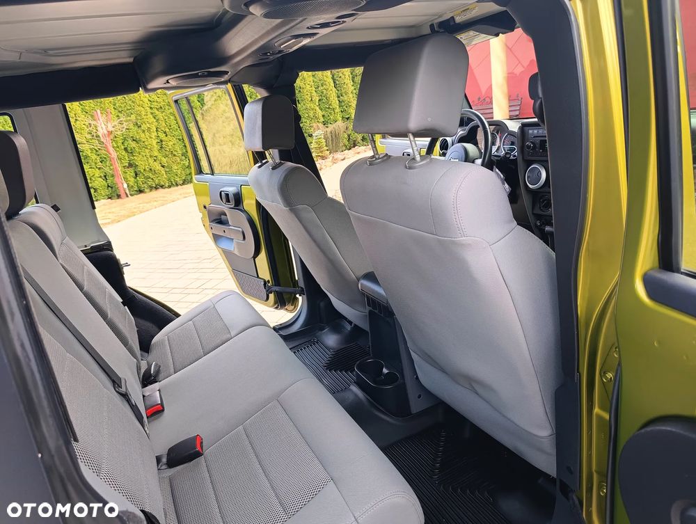 Jeep Wrangler Unlimited 3.8 Automatik Sahara - 35