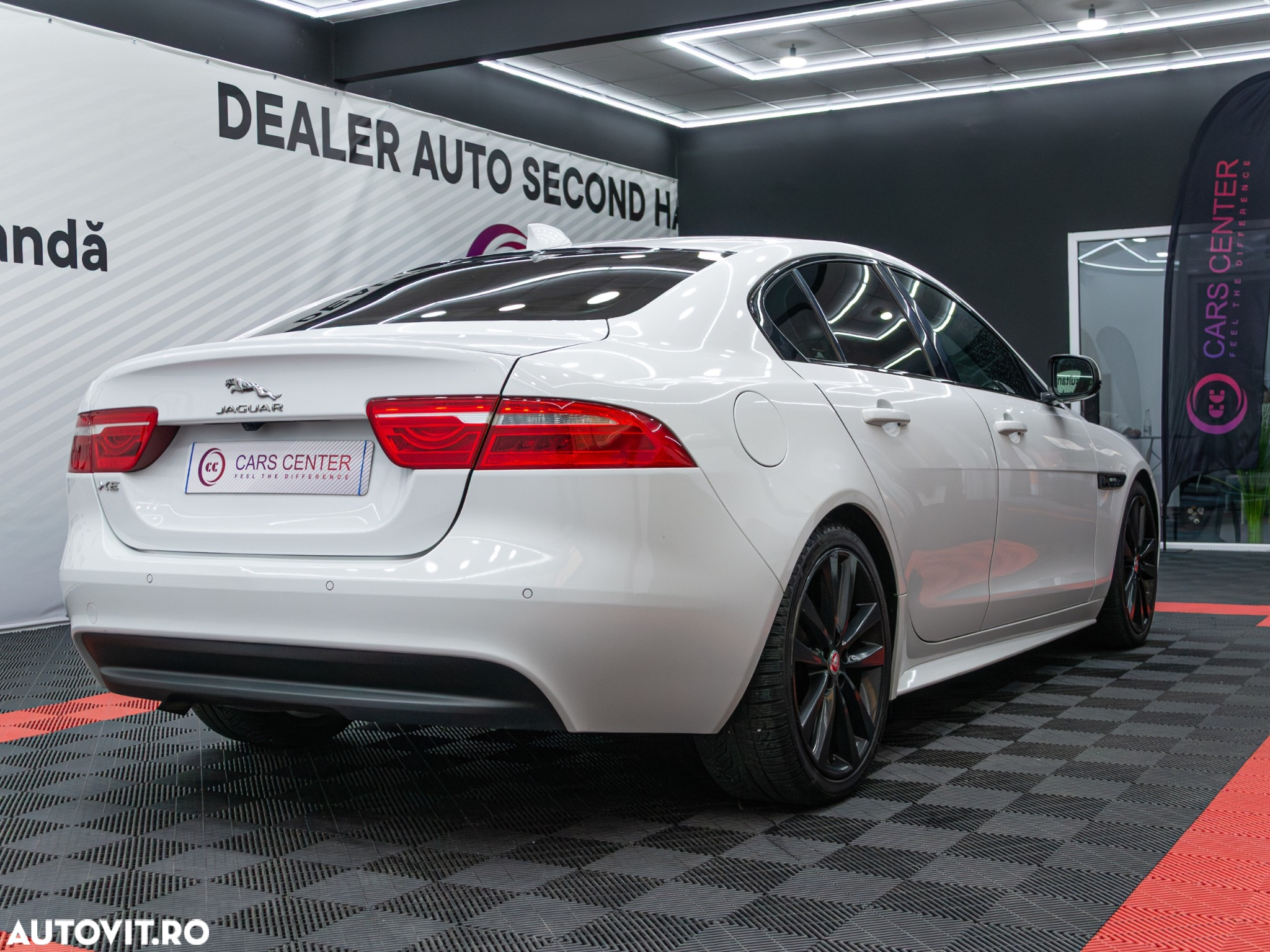 Jaguar XE 2.0 R-Sport - 4