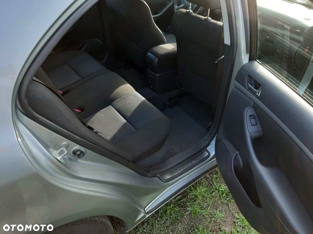 Toyota Avensis 2.0 D-4D - 11