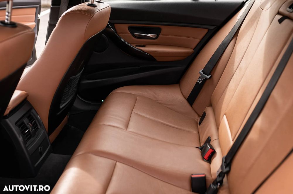 BMW Seria 3 320d Aut. - 30