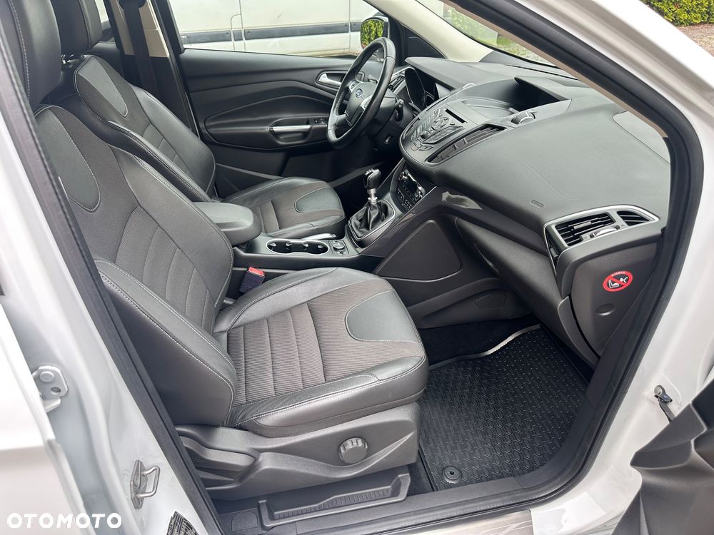 Ford Kuga 1.6 EcoBoost 2x4 Titanium - 28