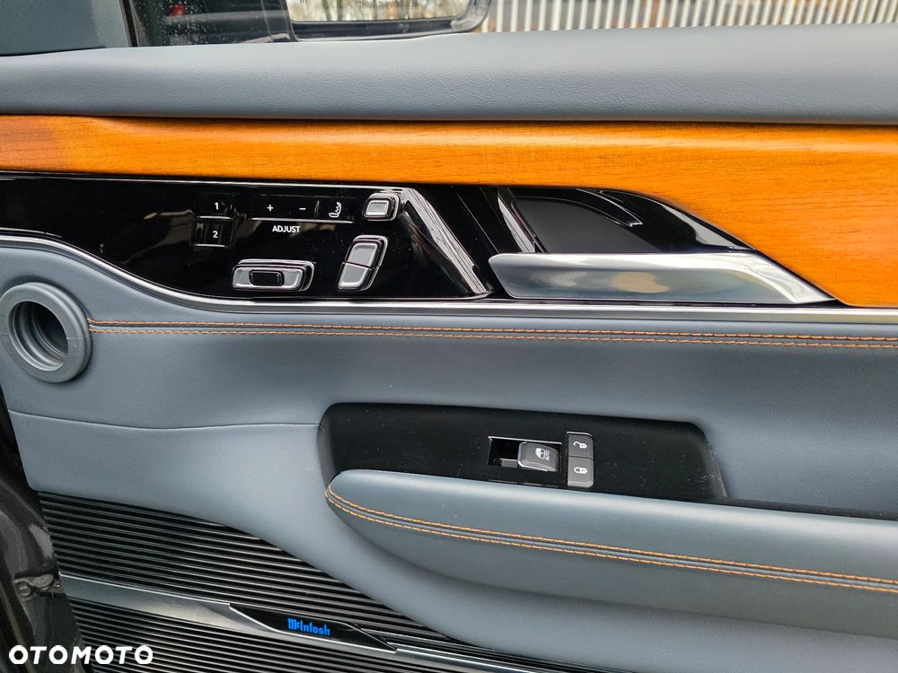 Jeep Grand Wagoneer - 38