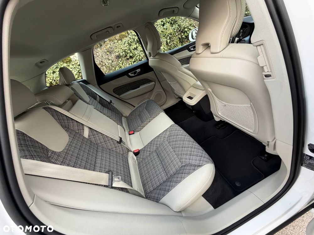 Volvo XC 60 B4 D AWD Momentum Pro - 35