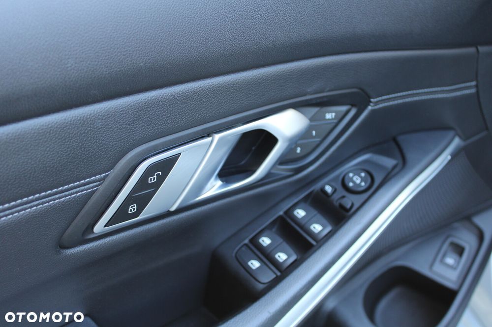 BMW Seria 3 330i Sport Line - 25
