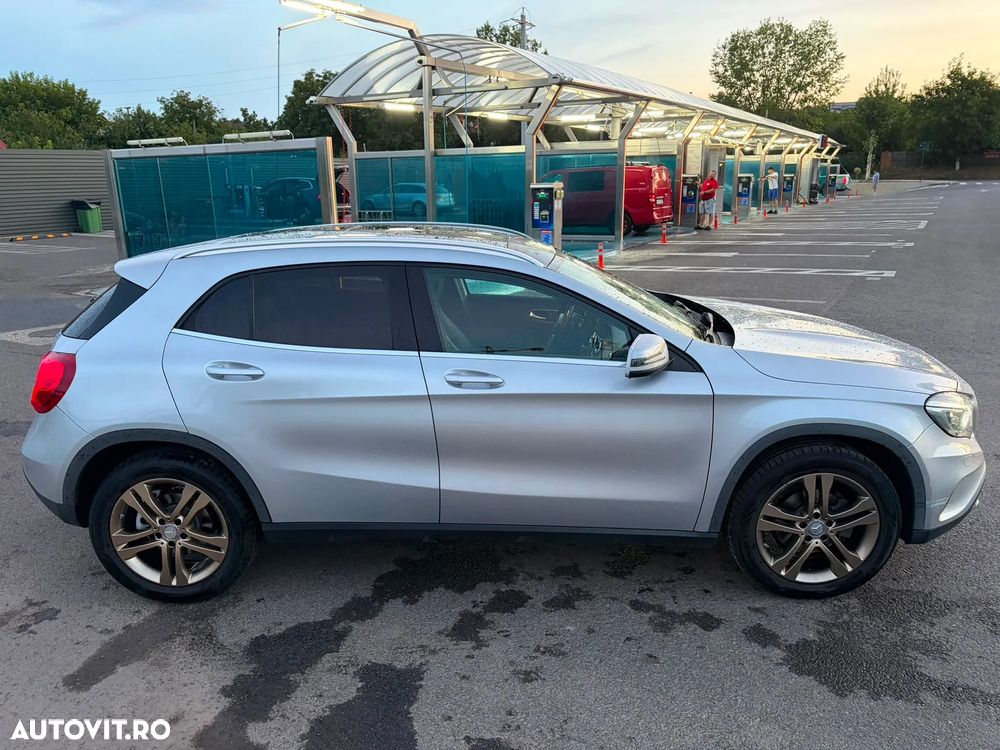 Mercedes-Benz GLA 220 d 4MATIC 7G-DCT - 4