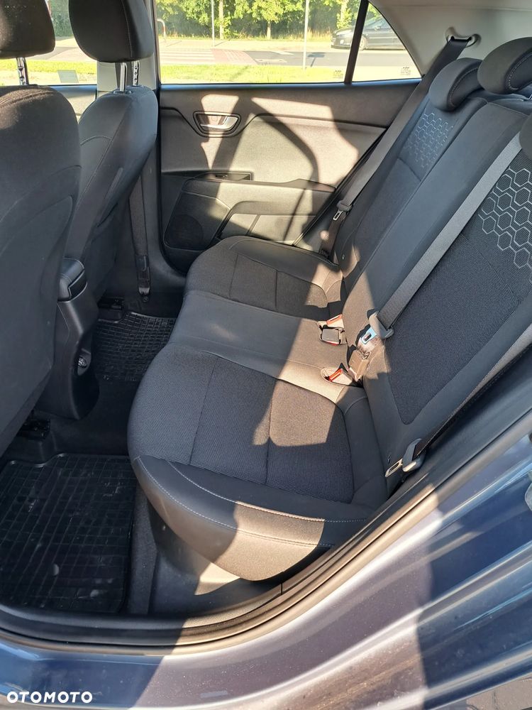 Kia Rio 1.2 L - 12