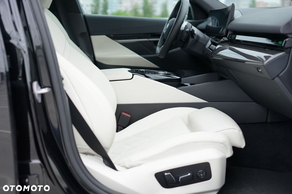 BMW Seria 5 520d xDrive mHEV - 37