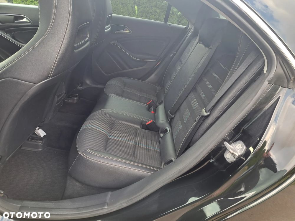 Mercedes-Benz CLA 180 7G-DCT Urban - 22