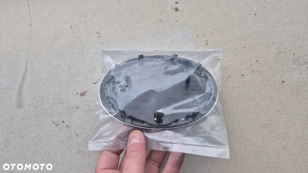 TOYOTA COROLLA AURIS EMBLEMAT LOGO ZNACZEK PRZÓD OE 75301-12380 - 2