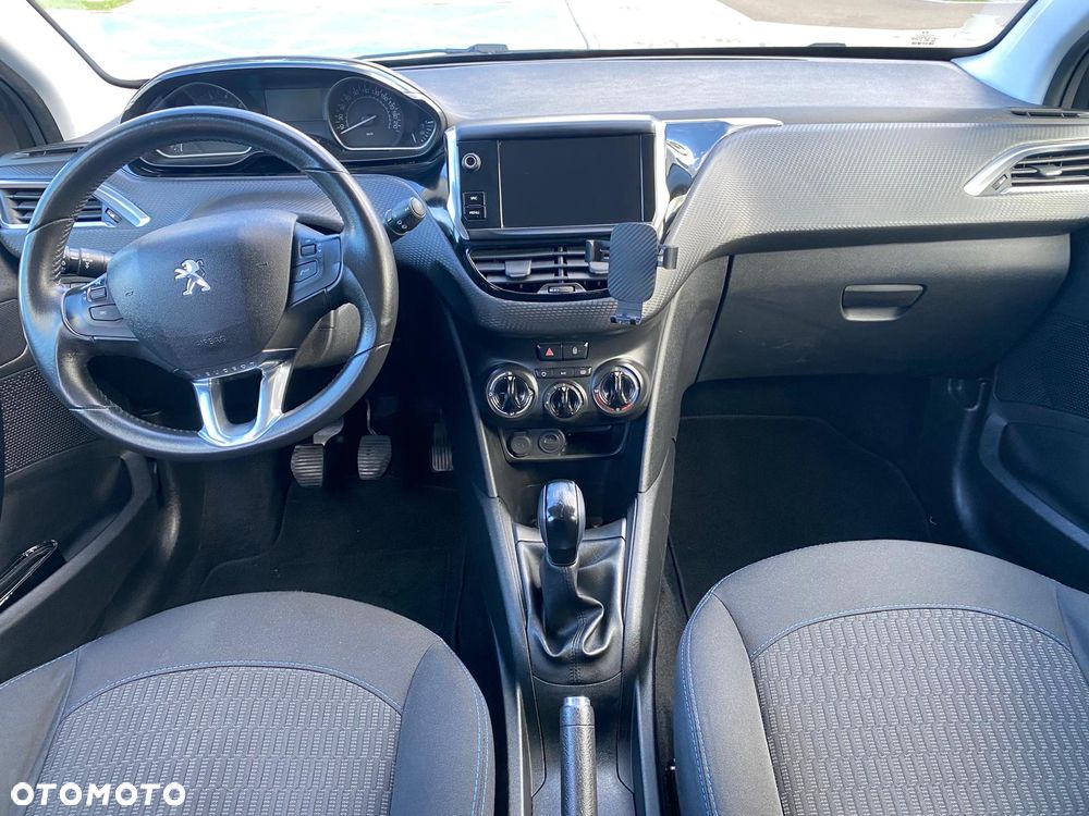 Peugeot 208 - 8