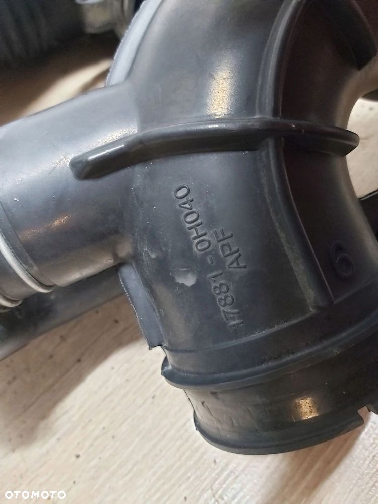 TOYOTA Avensis T25 2,0 vvti rura dolotu powietrza 17881-0H040 - 3