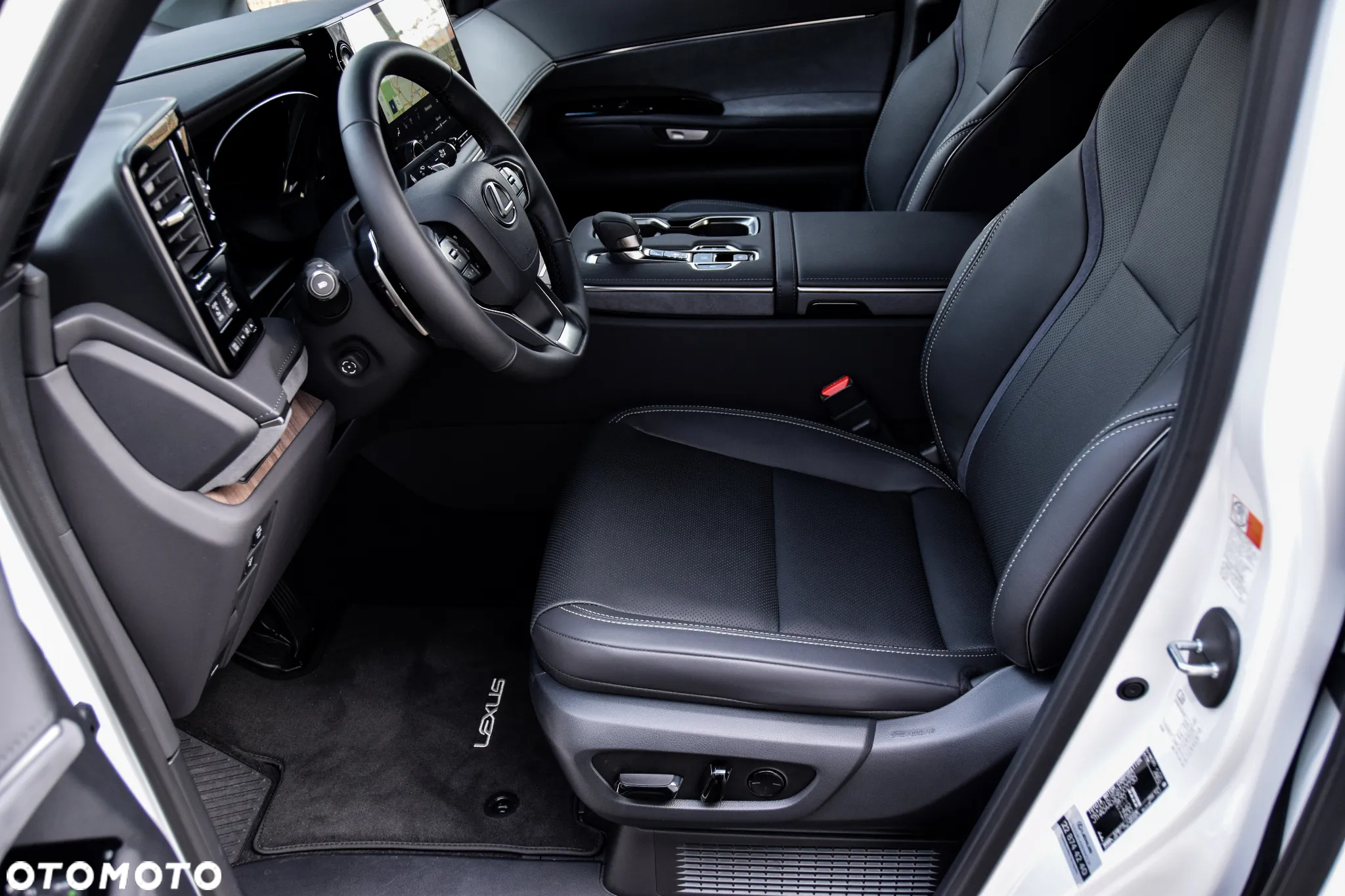 Lexus LM - 30