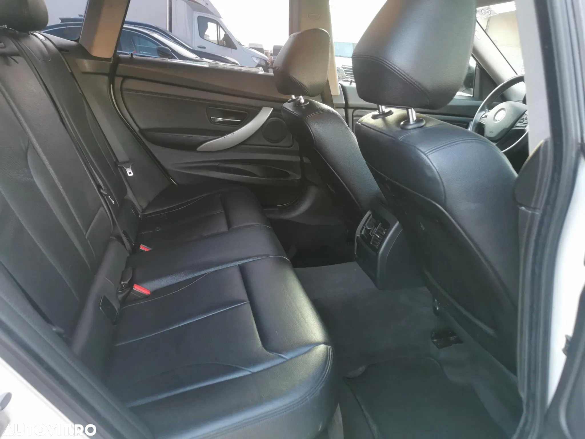 BMW Seria 3 318d Aut. - 12