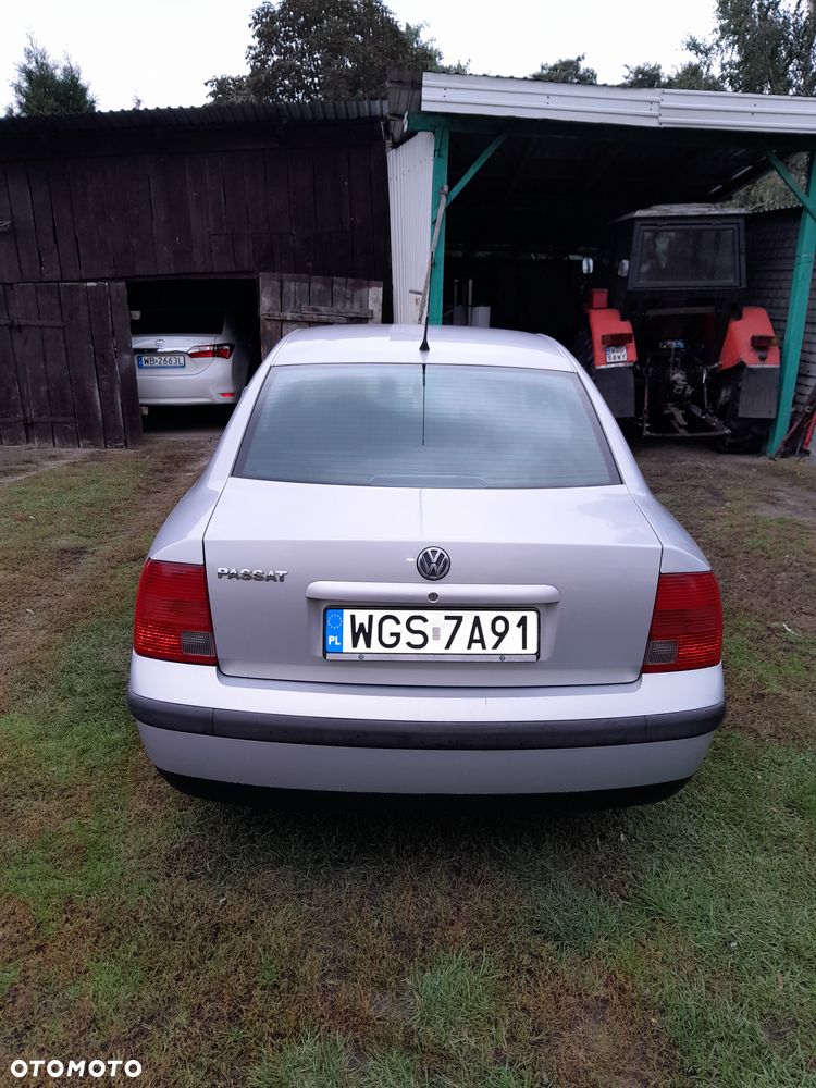 Volkswagen Passat 1.6 - 2