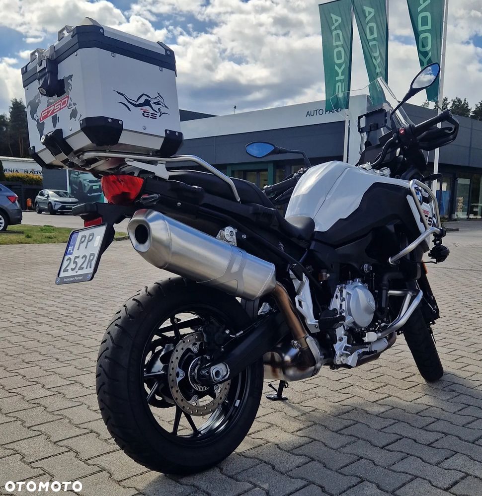 BMW F - 15