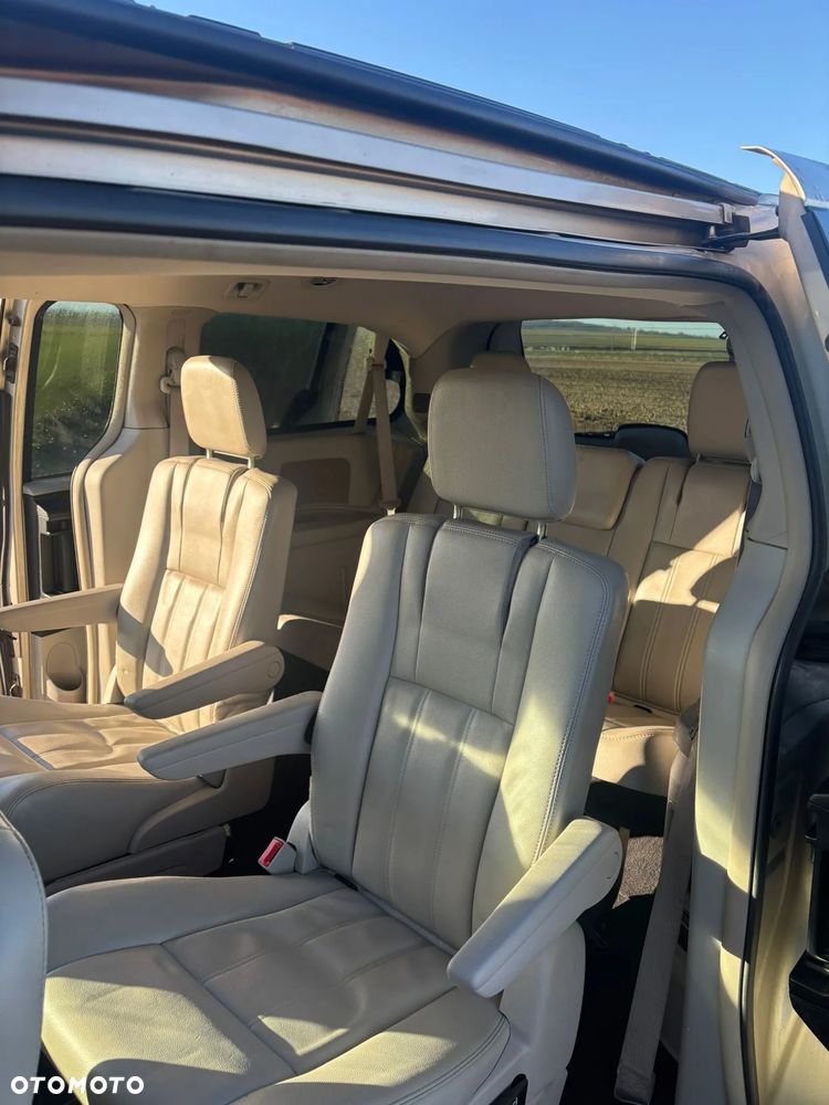 Chrysler Town & Country - 6