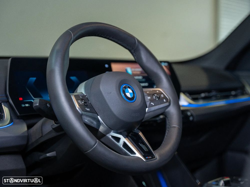 BMW iX1 eDrive20 Pack Desportivo M - 8