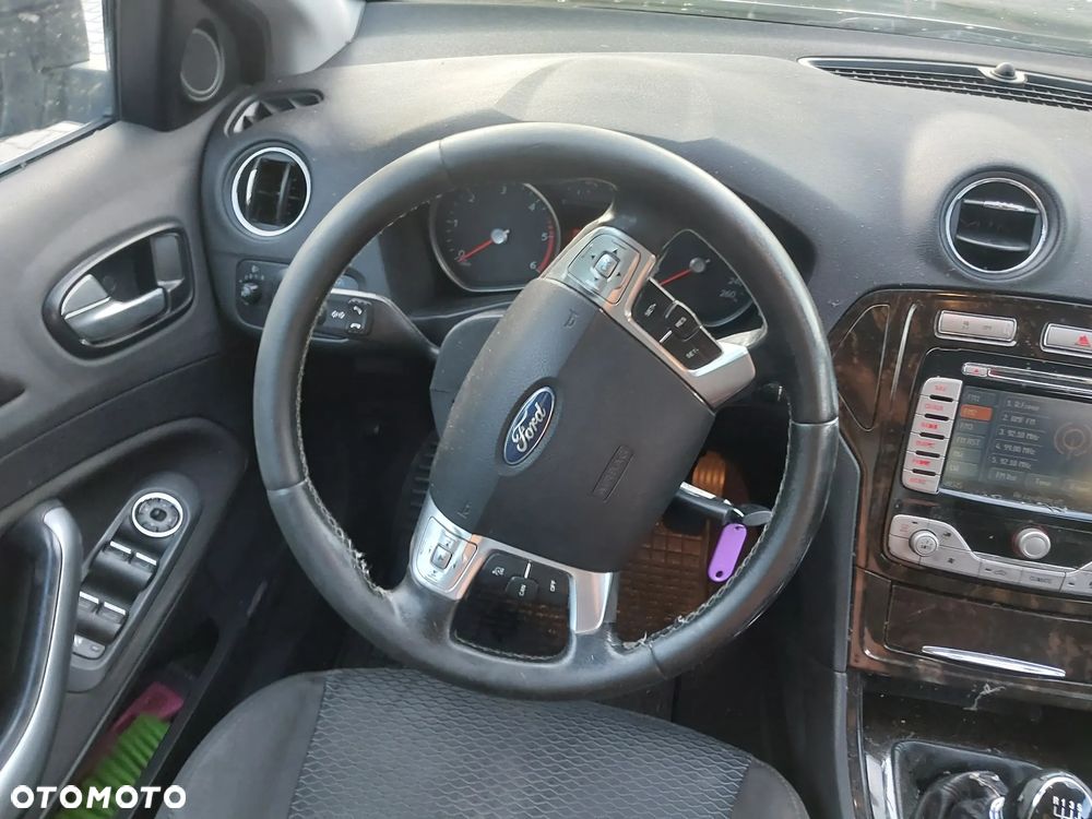 Deska rozdzielcza Ford Mondeo Mk4 IV 4  kokpit pulpit tunel środkowy podłokietnik schowek kratki nawiewu ramka dekory dekor drewno ramka lewarka - 5