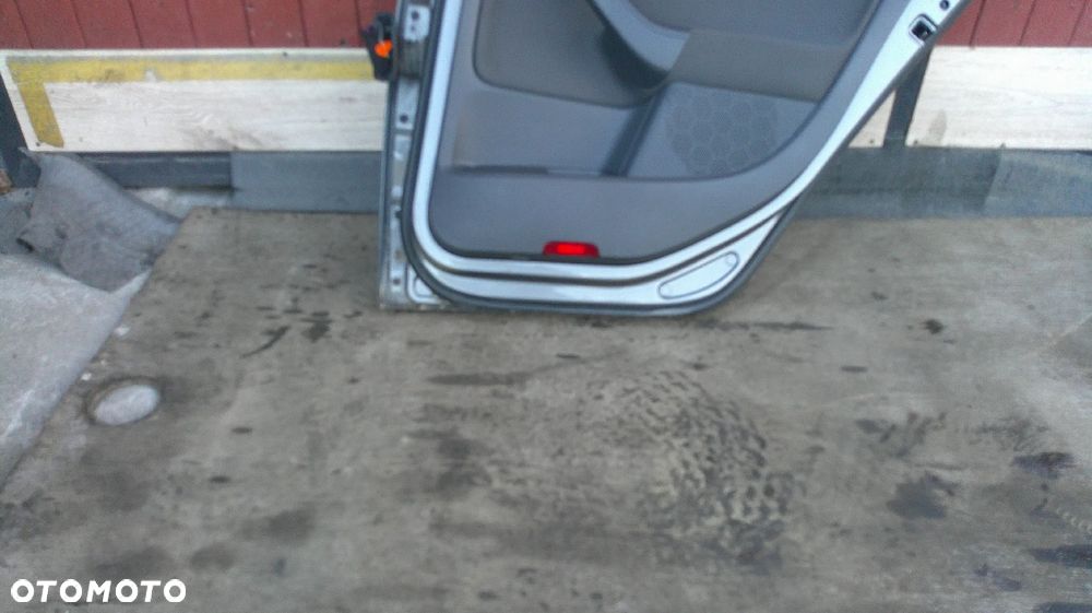 VW GOLF V DRZWI PRAWE TYLNE LA7T - 4