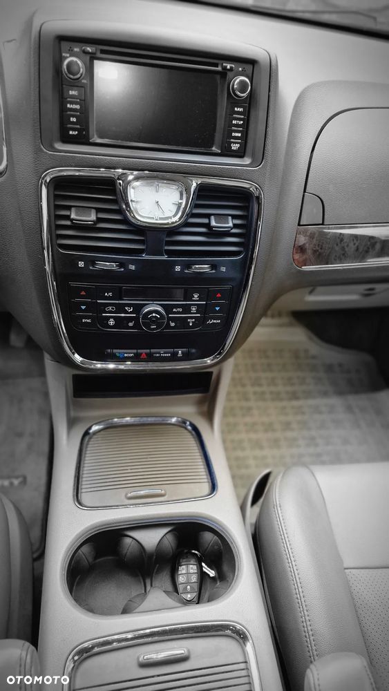 Chrysler Town & Country 3.6 Limited - 11