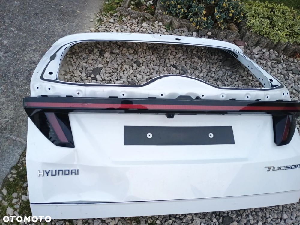 Tylna klapa z listwą - 2