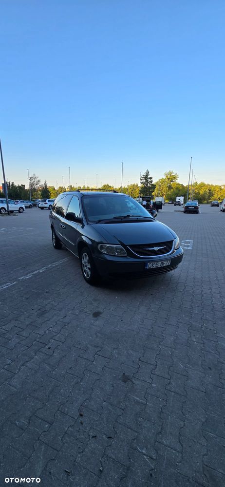 Chrysler Town & Country - 2