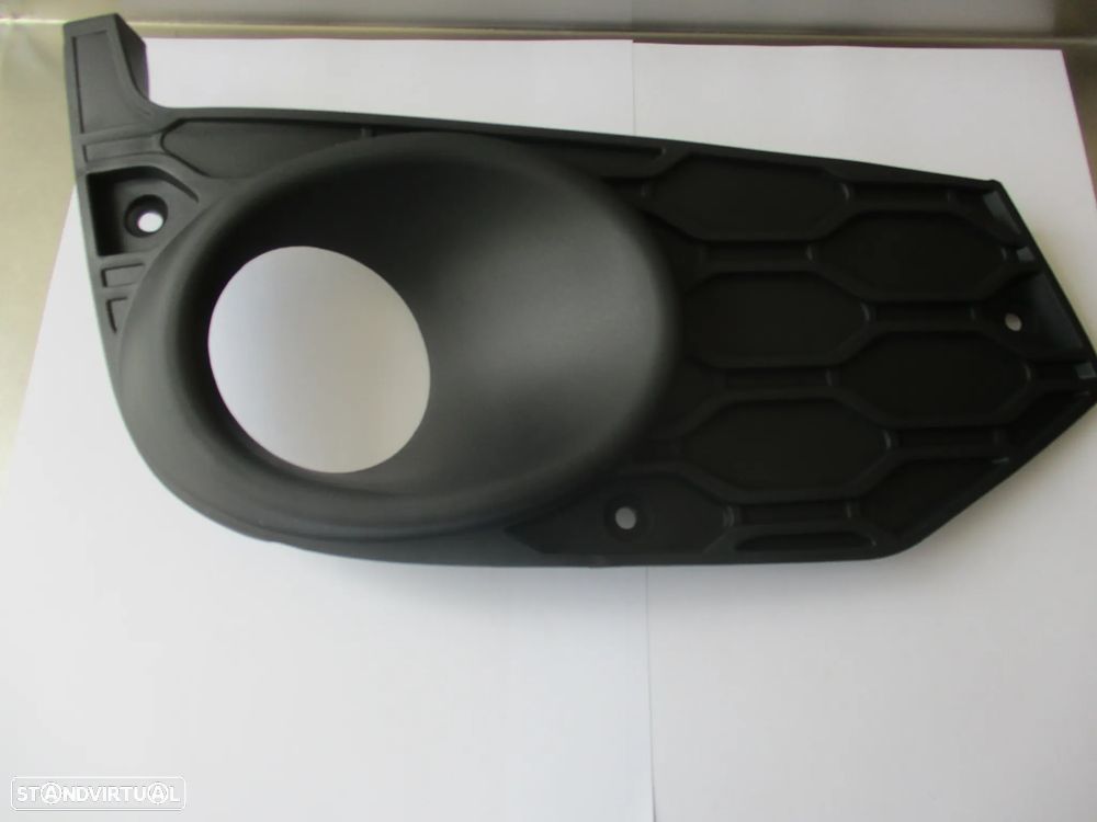 Grelha Direita Para Choques Frente c/Furos Iveco Daily Farois 2014 - 1