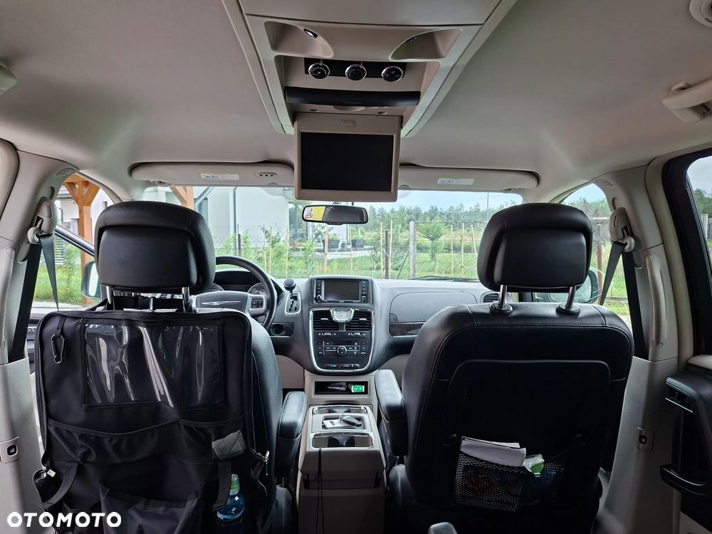 Chrysler Town & Country - 12