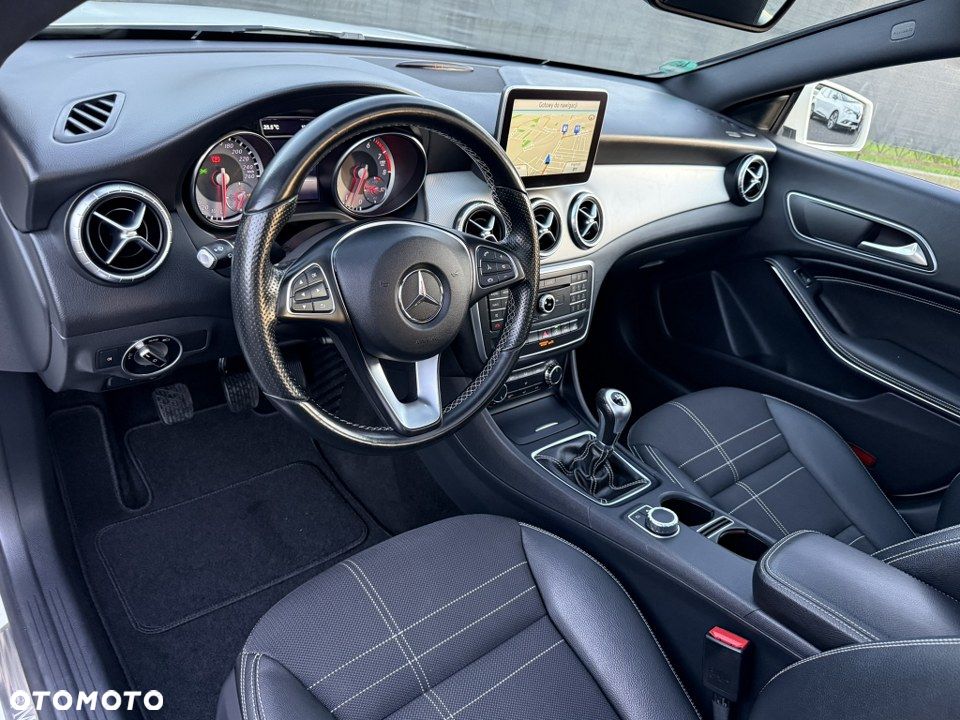 Mercedes-Benz CLA 180 AMG Line - 17