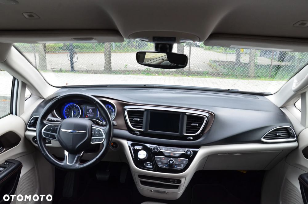 Chrysler Pacifica - 11