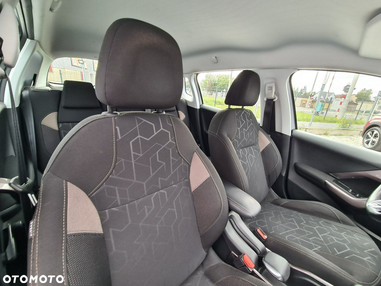 Peugeot 2008 1.6 e-HDi Active S&S - 23