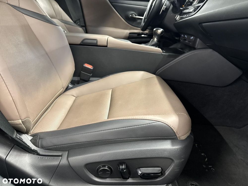 Lexus ES 300h Business Edition - 22